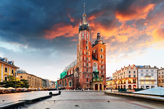 Small-group Rynek Underground Museum Guided Tour in Krakow - The 1.5-Hour Itinerary: Underground First, Then the Classics