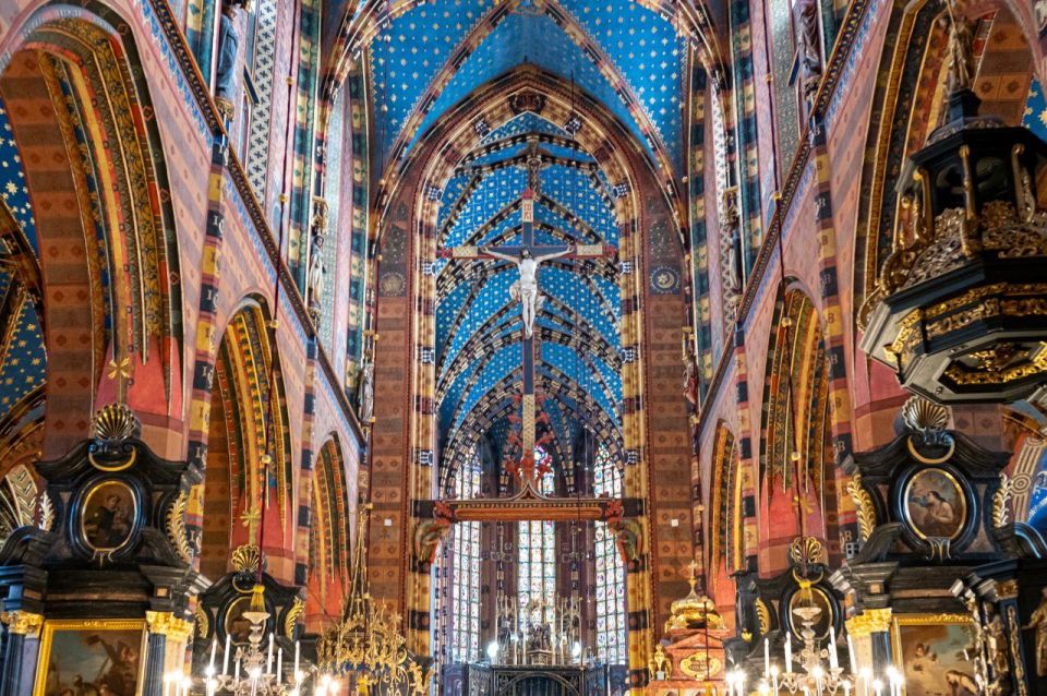 St. Mary's Basilica and more - a short walk with a guide - Entering St. Mary’s Basilica and Seeing Veit Stoss Up Close