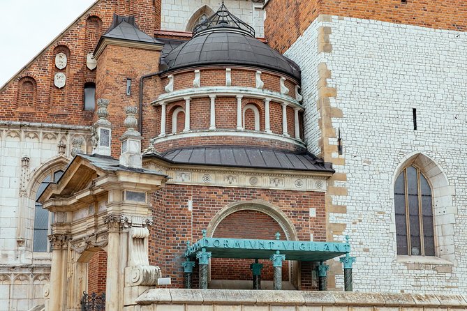 The Heart of Krakow: Old Town & Wawel Castle Private Tour - Where You Meet: Live Bagel Museum to Wawel Finish