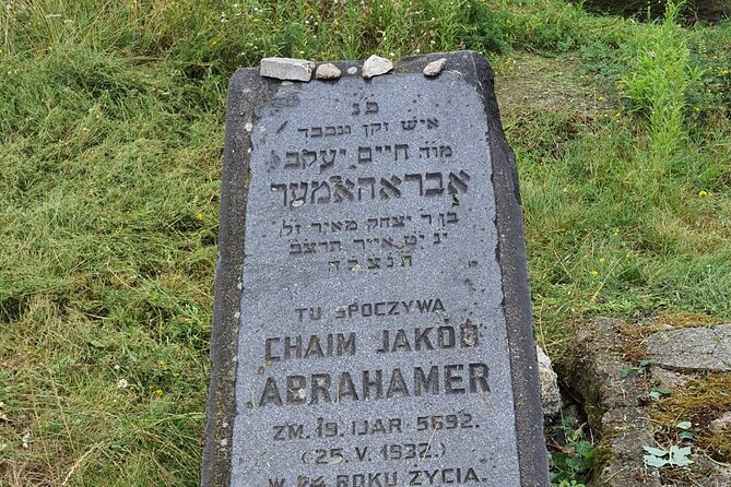 TOUR AL CAMPO DE CONCENTRACIÓN DE PLASZOW. El campo de la Lista de Schindlert. - Monumentos y fechas en el espacio: de la plaza central al memorial