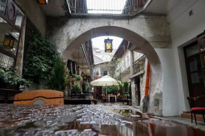 Tour via Kazimierz Quarter by Golf Cart with Schindler's Museum in Krakow - Szeroka Street and Plac Nowy: Where Kazimierz felt like a lived-in world