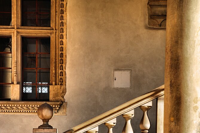 Wawel Castle and Cathedral Guided Walking Tour in Kraków - Pace and group size: efficient, but still question-friendly