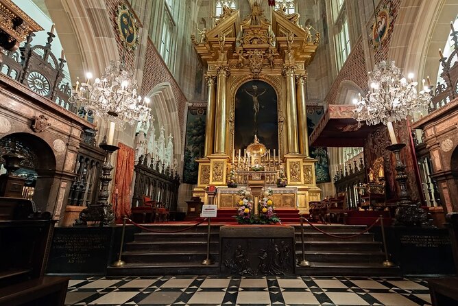 Wawel Castle and Cathedral with St Mary Basilica tour - Wawel Cathedral and the Sigismund Bell: crowns, crypts, and a view from above