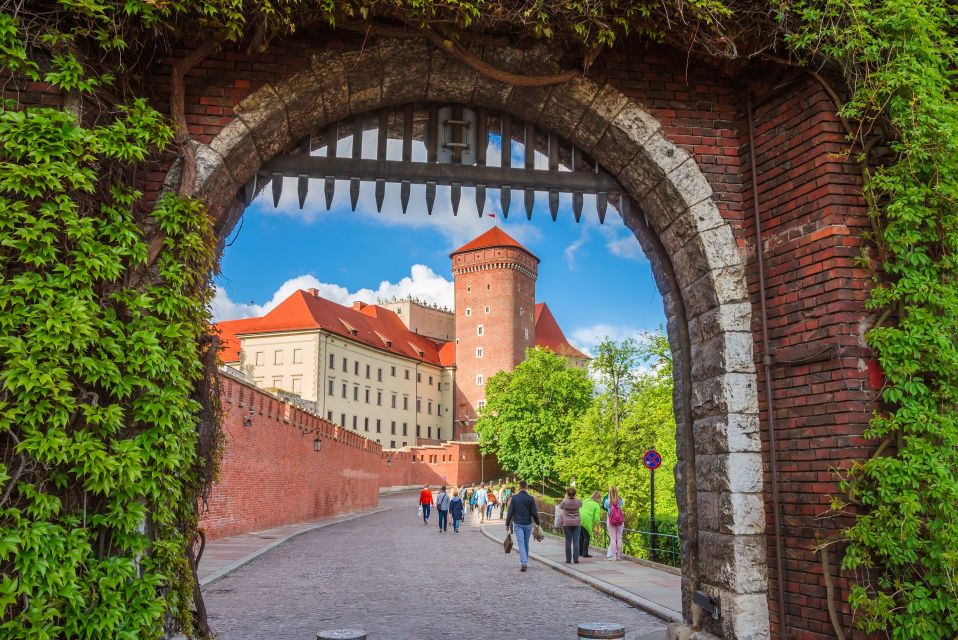Wawel Castle & Cathedral Skip the Line Small Group Tour - Wawel’s power in one hour of walking