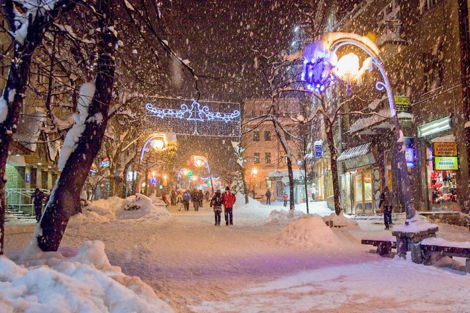 Zakopane and Chocholow Thermal Baths Tour from Krakow - Included tastings: oscypek and local alcohol (for adults)